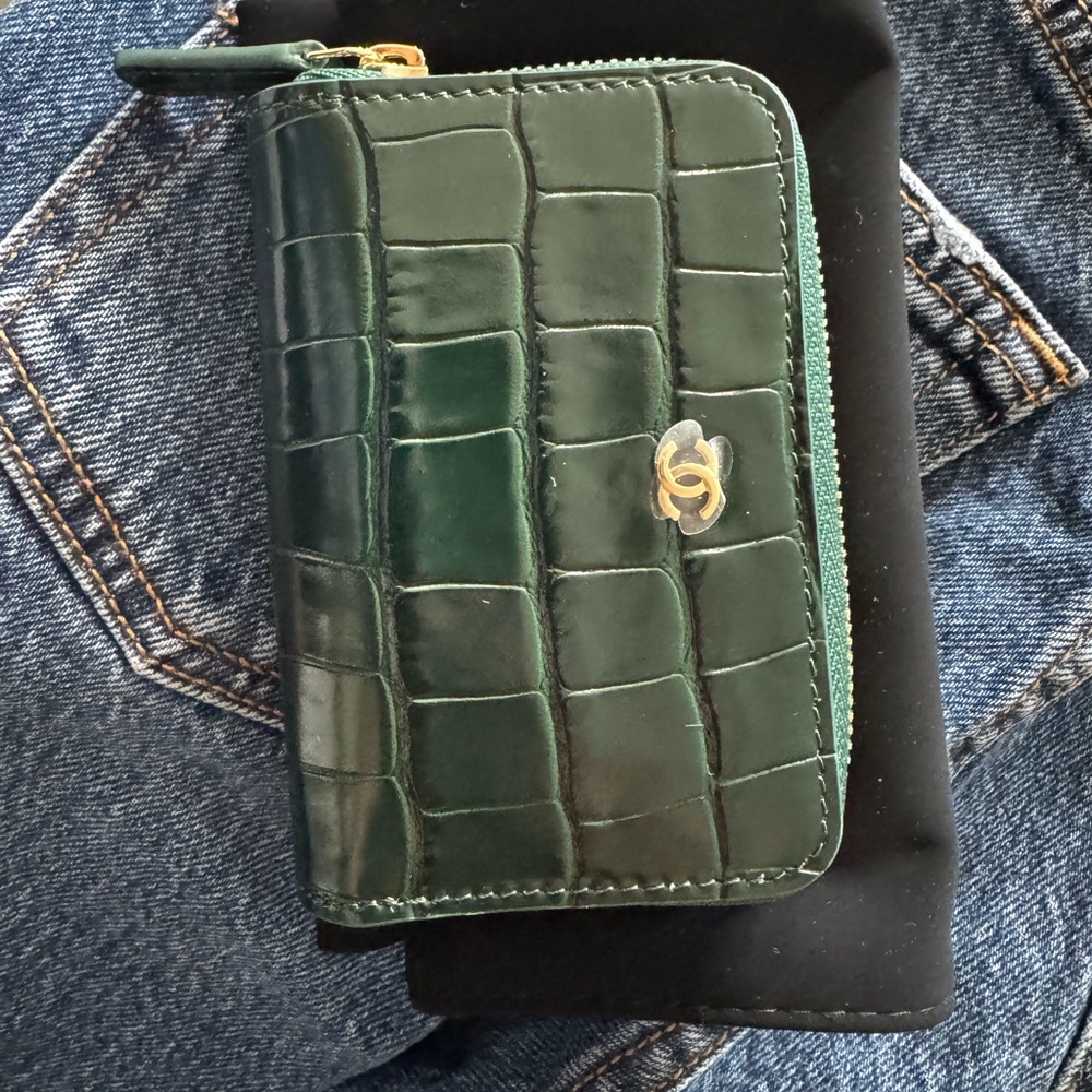 CHANEL Dark Green Croc-Embossed Leather Zip Card Holder with Gold CC